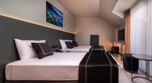 Uma TV ou centro de entretenimento em MENALO HOTEL PREMIUM ISTANBUL AIRPORT