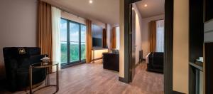 Uma TV ou centro de entretenimento em MENALO HOTEL PREMIUM ISTANBUL AIRPORT