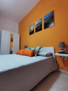 1 dormitorio con 1 cama con 4 cuadros en la pared en 23 DE ENERO en La Restinga