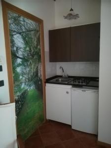 a kitchen with a sink and a door to a yard at Casa Pianta in Cavallino-Treporti