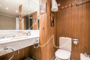 A bathroom at Amitges by SeaMount Rentals