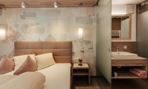 Ένα ή περισσότερα κρεβάτια σε δωμάτιο στο Hotel St-Leonhard +71 φωτογραφίες