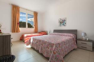 Un dormitorio con dos camas y una ventana. en Villa Il Fenicottero Salentino by BarbarHouse, en San Pietro in Bevagna 46 fotos más