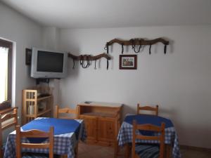 a living room with two chairs and a television at Sentiero Valinis in Fanna