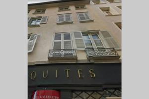 un bâtiment avec un signe uni sur lui dans l'établissement STUDIO cosy dans le centre de LIMOGES, à Limoges