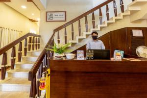 Лоби или рецепция в KSTDC Hotel Mayura Pine Top Nandi Hills