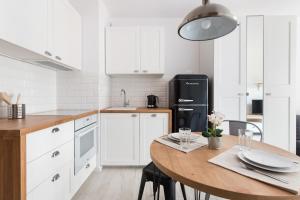 Kuchnia lub aneks kuchenny w obiekcie SuperApart Stalowa 39 Modern Unit with Kitchen & Wifi