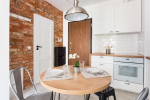 Kuchnia lub aneks kuchenny w obiekcie SuperApart Stalowa 39 Modern Unit with Kitchen & Wifi