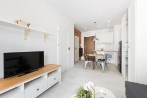 Kuchnia lub aneks kuchenny w obiekcie SuperApart Stalowa 39 Modern Unit with Kitchen & Wifi