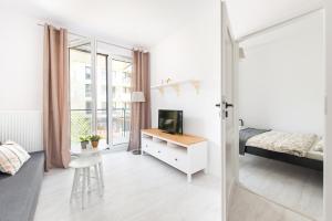 Telewizja i/lub zestaw kina domowego w obiekcie SuperApart Stalowa 39 Modern Unit with Kitchen & Wifi
