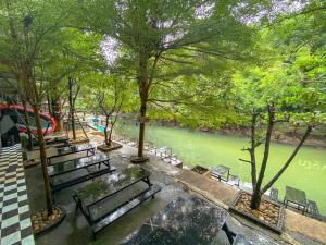 崗卡章的住宿－Natthapon Resort Kaeng Kachan，河旁公园里的一群长椅
