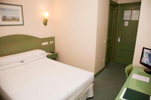 Postel nebo postele na pokoji v ubytování Hostal Navarra