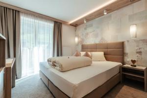 Postel nebo postele na pokoji v ubytování Hotel St-Leonhard