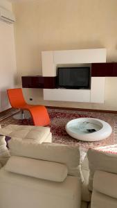 een woonkamer met een bank en een flatscreen-tv bij Casa Gisella in Sannicola
