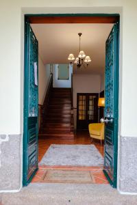 une porte ouverte menant à une chambre avec un escalier. dans l'établissement Classico Guesthouse, à Vila Nova de Gaia