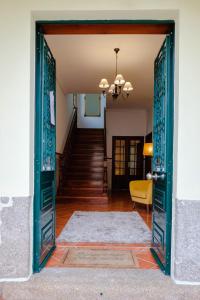 ヴィラ・ノヴァ・デ・ガイアにあるClassico Guesthouseの階段のある部屋への開口ドア