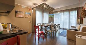 kuchnia i jadalnia ze stołem i krzesłami w obiekcie Cronox Vinecc w Livigno