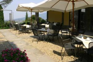 Un restaurante o sitio para comer en Hotel Villa Dei Bosconi