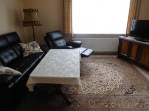 a living room with a couch and a table at Ferienwohnung-Kuestensnack in Cuxhaven