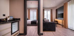 Uma TV ou centro de entretenimento em MENALO HOTEL PREMIUM ISTANBUL AIRPORT