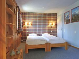 Postel nebo postele na pokoji v ubytování Chalet Chalet le Chamois by Interhome