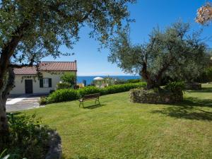 een park met een bank in het gras bij Apartment Primavera - PGI131 by Interhome in Poggi