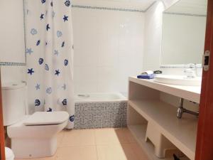 Kúpeľňa v ubytovaní Apartment La Platja by Interhome