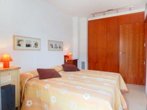 Posteľ alebo postele v izbe v ubytovaní Apartment La Platja by Interhome