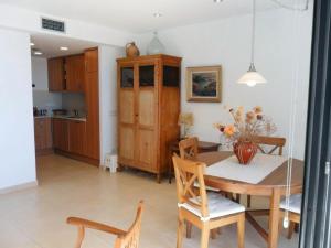 Dapur atau dapur kecil di Apartment La Platja by Interhome