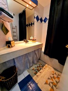 uma casa de banho com um lavatório e um espelho grande em Logement entier 30m² - 800m du Futuroscope em Chasseneuil-du-Poitou