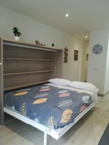 uma cama grande num quarto com uma estrutura de cama em Acogedor estudio con piscina y cerca de la playa em Puerto de la Cruz