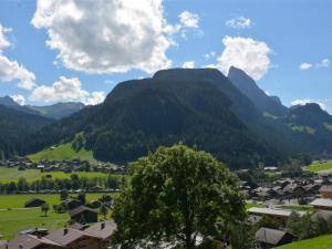 un pueblo en un valle con montañas en el fondo en Apartment Meielblick by Interhome en Gstaad