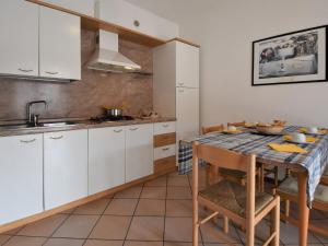 ロザピネタにあるApartment Mediterraneo-1 by Interhomeの白いキャビネットとテーブル付きのキッチン