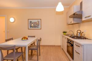 cocina y comedor con mesa y sillas en Colleincanto Appartamento Mercedes, en Gavardo