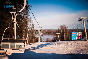 un remonte que sube por una pista cubierta de nieve en Krasnoye Ozero Resort, en Korobitsyno