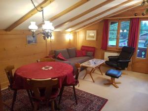 - un salon avec un canapé et une table dans l'établissement Apartment Steimandli by Interhome, à Gstaad