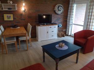 ノルトダイヒにあるHoliday Home Klaffmuschel by Interhomeのリビングルーム(テレビ、テーブル、シドウテーブル付)