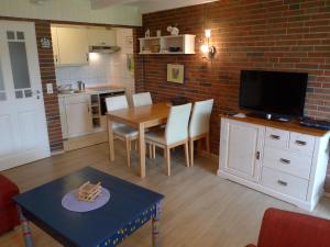 ノルトダイヒにあるHoliday Home Klaffmuschel by Interhomeのリビングルーム(テーブル付)、キッチン