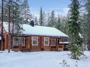 レヴィにあるHoliday Home Aslakit a by Interhomeの雪の森の丸太小屋