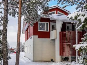 レヴィにあるHoliday Home Moonlight 201 by Interhomeの雪中の赤白家屋