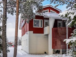 una casa roja y blanca en la nieve en Holiday Home Moonlight 201 by Interhome, en Levi