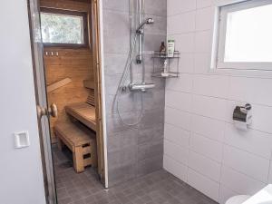 ルカにあるHoliday Home Kuusela by Interhomeのバスルーム(ベンチ付きのシャワーブース付)