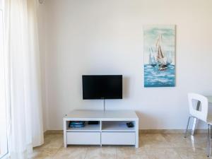 TV a/nebo společenská místnost v ubytování Apartment Villa 2 Pools-1 by Interhome