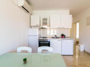 Kuchyň nebo kuchyňský kout v ubytování Apartment Villa 2 Pools-1 by Interhome