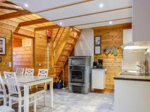 Kuchyň nebo kuchyňský kout v ubytování Holiday Home Aslakit b by Interhome