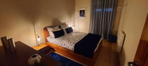 Un pat sau paturi într-o cameră la Nazaré Apartment