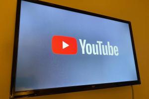 una pantalla de televisión con un signo youtube en ella en Swansea house, en Birmingham