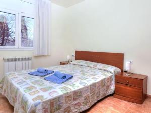 um quarto com uma cama com duas toalhas em Holiday Home Eva by Interhome em L'Escala