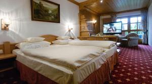 Ein Bett oder Betten in einem Zimmer der Unterkunft Wellness Hotel Bayerischer Hof
