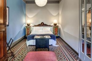 - une chambre avec un lit et une table dans l'établissement Habitat apartments Barcelona Center, à Barcelone